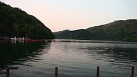 静かな芦ノ湖の朝